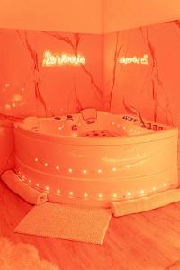 La Rêverie : Sauna Privé Jacuzzi et Table Massage