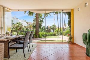 Relax en Calahonda: Jardines y piscina