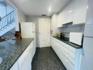 Townhouse for 6 with AC wifi 50m from the Beach