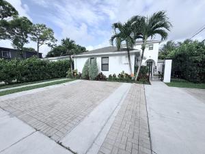 Stylish Stay Close to UM City Vibes