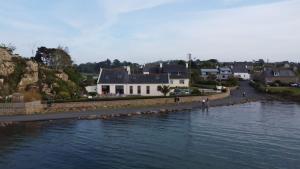 Reposant, Calme, Vue Mer imprenable à 2 m de leau, Petit Port Typique Breton