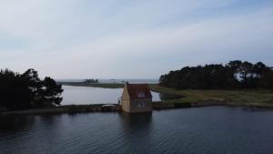 Reposant, Calme, Vue Mer imprenable à 2 m de leau, Petit Port Typique Breton