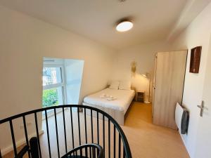 We Live In R - Duplex 502