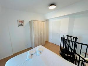 We Live In R - Duplex 504