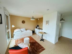 We Live In R - Suite 404