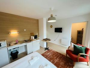 We Live In R - Suite 103