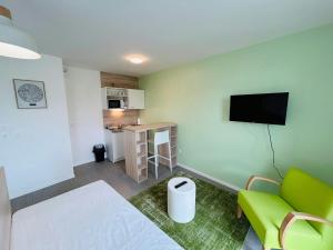 We Live In R - Suite 403