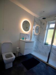 Stylish Double Room - Shared Bathroom - No Kitchen