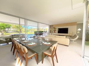 Luxo pé na areia com piscina e jacuzzi - 6 suítes