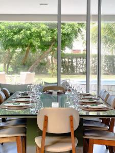 Luxo pé na areia com piscina e jacuzzi - 6 suítes