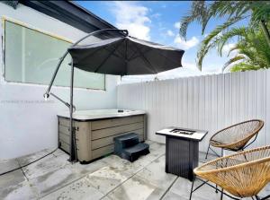 HOT TUB and Washer & Dryer in Unit