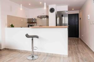 A metros de la calle principal