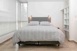 A metros de la calle principal