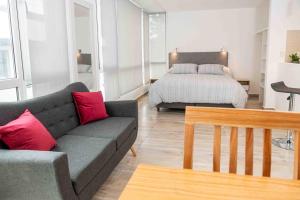 A metros de la calle principal