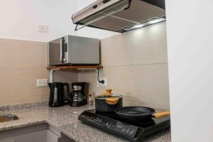 A metros de la calle principal