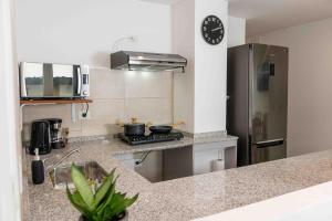 A metros de la calle principal