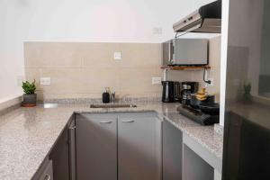 A metros de la calle principal