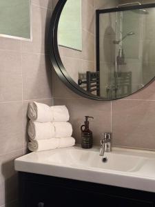 Le Peyrou - Elegant One-Bedroom Apartment for up to 4 Guests - Free Parking - Air Conditioning - Prime City Center Location