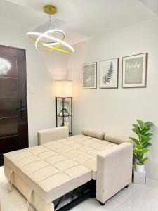 Cozy 2BR Stay for 6pax in High-Floor, Wi-Fi & Family Games near IT Park Cebu- Unit Scarlett by GERRA
