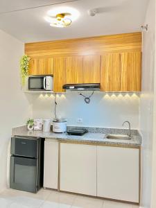 Cozy 2BR Stay for 6pax in High-Floor, Wi-Fi & Family Games near IT Park Cebu- Unit Scarlett by GERRA