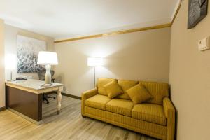 Junior King Suite with Sofa Bed room in Hilton Garden Inn Grand Forks-Und