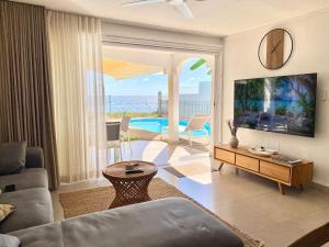 Solara West - Private Pool and Seafront