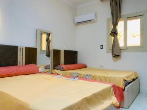 شاليه بقريه جرين بيتش الساحل الشمالي 4 غرف تشطيب السنه لوكس