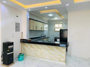 شاليه بقريه جرين بيتش الساحل الشمالي 4 غرف تشطيب السنه لوكس