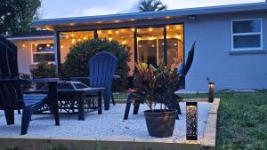 NEW Tropical Retreat, 3 Miles to Manasota Key, Cozy Patio, Firepit, Wi-Fi, AC