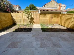 Maison 4 chambres pour 7 personnes max, terrasse, jardin, entièrement rénovée, clim réversible, WiFi, parking, cuisine équipée, à 5 min dAvignon Intra-Muros en Tramway