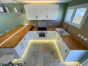 Maison 4 chambres pour 7 personnes max, terrasse, jardin, entièrement rénovée, clim réversible, WiFi, parking, cuisine équipée, à 5 min dAvignon Intra-Muros en Tramway