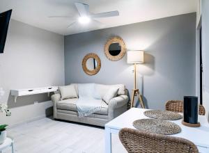 AQUA Villas Del Mar Apt 2 - 2 BR Steps to Beach & Walk to Dine, The Best Location!