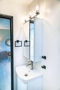 AQUA Villas Del Mar Apt 4 - 2BR Beachside Escape with Walkable Dining