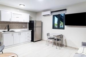 AQUA Villas Del Mar Apt 7 - 1BR Coastal Getaway by the Beach