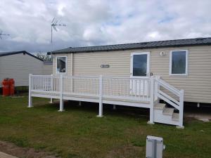 Spacious 8 Berth Caravan At Dovercourt Holiday Park, Essex Ref 44202K