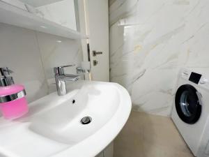 Fifth Sense in Athens by ΜPS