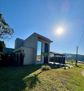 Linda casa de campo moderna 90 km de SP