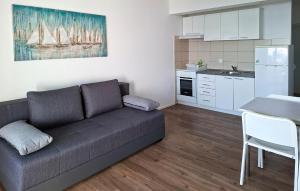 1 Bedroom Cozy Apartment In Rtina 