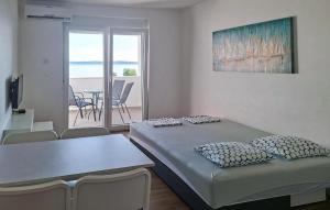 1 Bedroom Cozy Apartment In Rtina 