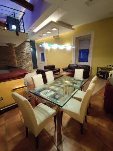 Noir Royale - Modern, Luxury, 3-level apartment