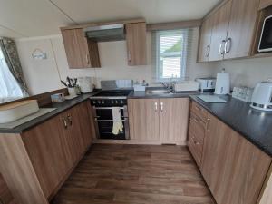 Green Heaven at Clarach Bay Spacious 3 BedPet Friendly Luxury Steps from the Sea