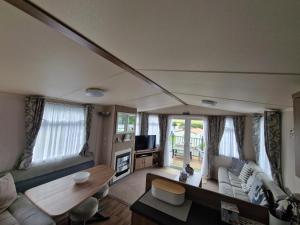 Green Heaven at Clarach Bay Spacious 3 BedPet Friendly Luxury Steps from the Sea