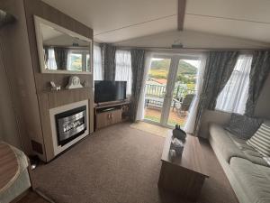 Green Heaven at Clarach Bay Spacious 3 BedPet Friendly Luxury Steps from the Sea