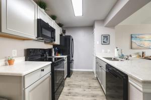 3BD Townhome with Pool 12mi to Disney and Universal