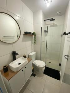 Aconchego e localização, a 10 minutos de CAMINHADA da praia e a 26 minutos de carro do RIR26, com vaga de garagem e 2 banheiros para maior conforto dos nossos hóspedes