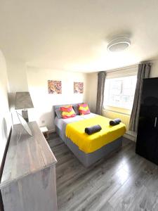 2 bed house sleeps 4-5