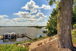 Lake Access and Community Pool Cozy Condo in Mound