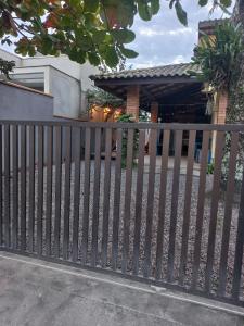 Casa com Ar condicionado na sala 300 m da praia