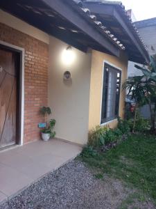 Casa com Ar condicionado na sala 300 m da praia