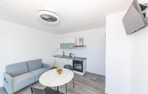 1 Bedroom Nice Apartment In Stanici 